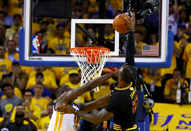 lebron-james-draymond-green-dunk.jpg